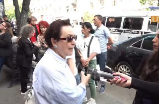 Մի կնոջ մեքենայից հանեցին, տարան՝ բողոքի ակցիայի մասնակցիներին ողջունելու համար. Լարիսա Ալավերդյան