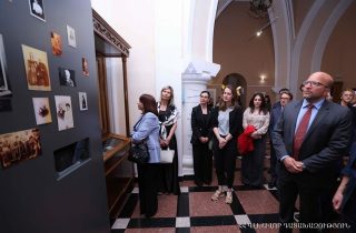 Գլխավոր դատախազի հրավերով եվրոպական շուրջ տասը պետություններից և միջազգային կազմակերպություններից Հայաստան ժամանած պատվիրակներն այցելել են Մատենադարան