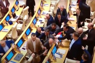 Վրաստանի խորհրդարանում վեճերը վերաճել են ծեծկռտուքի