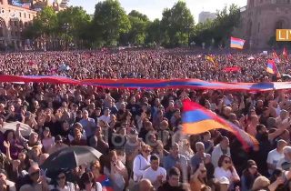 Բագրատ սրբազանն ու ողջ հրապարակը երգում են Հայաստանի Հանրապետության պետական օրհներգը