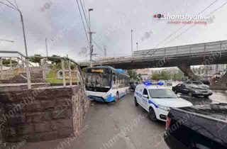 Երևանում՝ Ռուբինյանց փողոցում, թիվ 23 երթուղին սպասարկող ավտոբուսը բախվել է գազատար խողովակին. 4 հոգի տեղափոխվել է հիվանդանոց