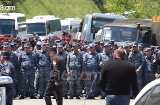 Հարյուրավոր ոստիկաններ փակել են Բագրատ սրբազանի ճանապարհը