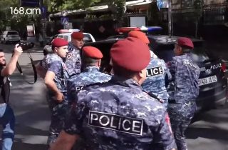 Ոստիկանները կրկին սկսեցին բերման ենթարկել խաղաղ ակցիայի մասնակիցներին Թումանյան փողոցից