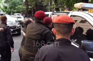 Ոստիկանները մայթեզրով քայլող քաղաքացիներին բերման են ենթարկում Աբովյան փողոցից