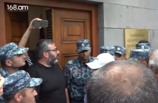 Պատգամավորին ոստիկաններն արգելում են մտնել Ազգային ժողովի շենք