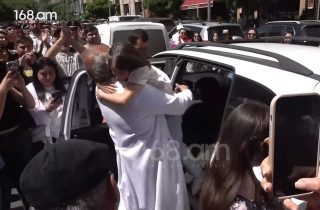 Մեքենայից դուրս եկած աղջիկ երեխան նետվեց Բագրատ սրբազանի գիրկը
