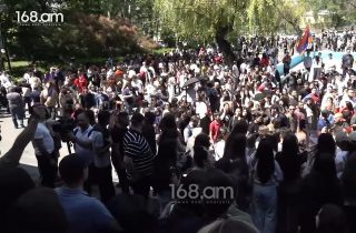 Հարյուրավոր ուսանողներ ԵՊՀ-ում ծափահարություններով դիմավորեցին Բագրատ սրբազանին