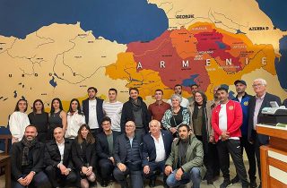 Թուրքերին վրդովեցրել է պատմական Հայաստանի քարտեզի ֆոնին Լիոնի քաղաքապետի լուսանկարը