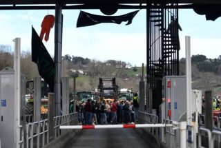 Բողոքող ֆերմերներն արգելափակել են երթևեկությունը Իսպանիայի և Ֆրանսիայի սահմանի մոտ
