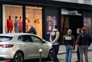 Փարիզում կողոպտիչներն ավտոմեքենայով մխրճվել են Chanel-ի բուտիկի մեջ և պայուսակներ գողացել