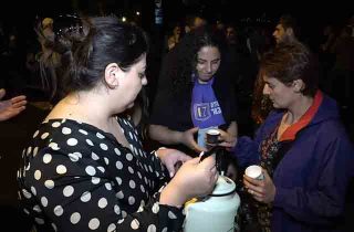 Քաղաքացին թեյ է հյուրասիրում ակցիայի մասնակիցներին ու ոստիկաններին