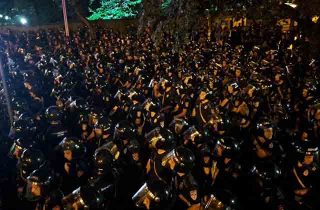 Ոստիկանական ուժերը արգելափակել են Դեմիրճյան փողոցը, թույլ չեն տալիս երթն անցնի այդ փողոցով