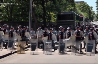 Ոստիկանական նոր ուժեր, փշալարեր են բերվում ԱԺ շենքի մոտ