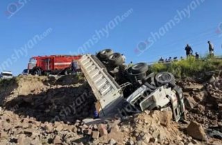 Երևան-Գյումրի ավտոճանապարհին քարով բարձված բեռնատար է կողաշրջվել․ վարորդը մահացել է