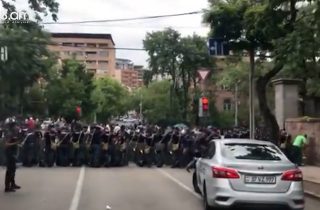 Հարյուրավոր ոստիկաններ հսկում են ԱԺ-ի Դեմիրճյան մուտքը, որ ՔՊ-ականները ներս մտնեն