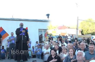 Բագրատ սրբազանն ու հավաքի մասնակիցները երգում են Հայաստանի Հանրապետության պետական օրհներգը