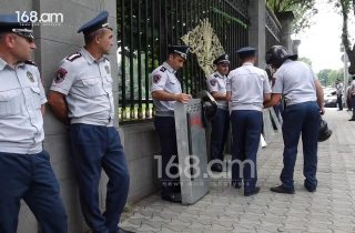 ԱԺ-ի մոտ ոստիկաններին «դուբինկաներ են» բաժանում