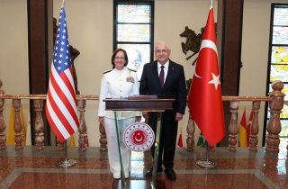 Թուրքիայի ՊՆ ղեկավարն ընդունել է ԱՄՆ ռազմածովային ուժերի հրամանատարին