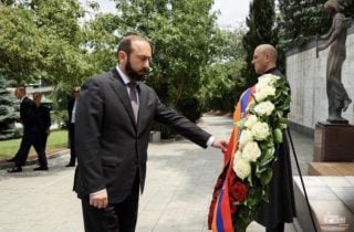 ՀՀ ԱԳ նախարարը Թբիլիսիում ծաղկեպսակ է դրել «Հերոսների հրապարակ» հուշահամալիրի մոտ