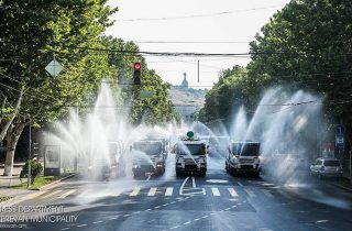 Երևանում Վարդավառոի մեկնարկը տրվել է ջրցան մեքենաների շքերթով