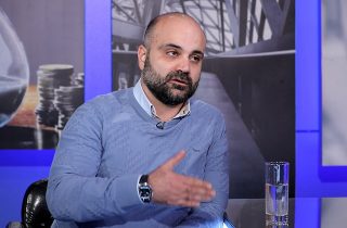 Փաշինյանը ներքին լեգիտիմության անկումը փորձում է քողարկել արտաքին լեգիտիմության շղարշով՝ Թրամփի, Մակրոնի աջակցությամբ. քաղաքագետ