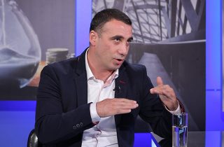 Հենց ձեր թիմակցի հայրը բացահայտ լպիրշ ձևով Opel-ի տերերին անվանեց «համբալներ» գոնե մեկդ, ձևի համար չփորձեցիք գոնե մի թեթև քննադատական խոսք ասել. Հարություն Մնացականյան
