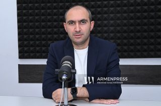 Կրծքագեղձի քաղցկեղի կլինիկական ախտանշաններից են շոշափվող գոյացություն, կարմրություն կրծքագեղձում, մաշկի փոփոխություն. բժիշկ