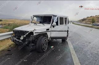 «Mercedes G 550»-ը «Չայնիի» ոլորաններում բախվել է հուշաքարին, ապա երկաթե արգելապատնեշներին. կան վիրավորներ