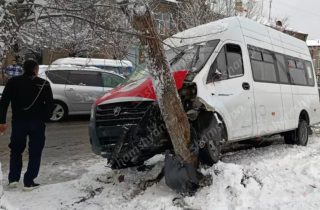 Գյումրիում երթուղայինը բախվել է ծառին. կան տուժածներ