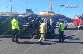 «Օզոն» ընկերության «Ford Transit»-ը բախվել է Հյուսիս-հարավ ճանապարհին կառուցվող բետոնե արգելապատնեշներին