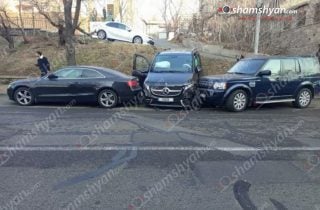 Դեմիրճյան փողոցում կայանված «Mercedes»-ն ինքնաբերաբար առաջ է ընթացել և բախվել կայանված «Toyota Land Rover»-ին և «Audi»-ին