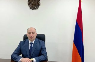 Փոխնախարարը գերբը հետը տուն է տարել. «Հրապարակ»