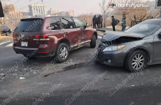 Հրազդանի կիրճ տանող ճանապարհին բախվել են «Toyota Camry»-ն ու «Volkswagen Tuareg»-ը. կան տուժածներ