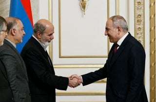 Փաշինյանն Իրանի ԱԽ քարտուղարի հետ քննարկել է Հյուսիս-հարավ ավտոմայրուղու կառուցման ուղղությամբ իրանական կողմի հետ փոխգործակցության զարգացումը