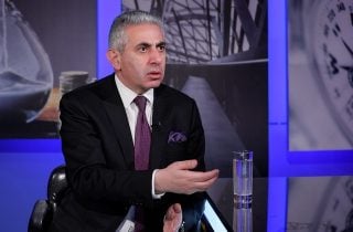 «Որ սուրճը չեն լցնում Փաշինյանի բերանը, ինքնուրույն է խմում, ուրեմն՝ դիկտատոր չէ՞». Էդգար Ղազարյան