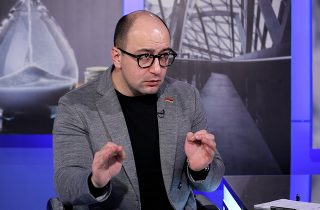 «Բաղրամյան-Պռոշյան խաչմերուկի «կամեռան» ու նույնիսկ Անտառայինի արագաչափը նետվեցին անմահացնելու, թե ինչպես է Ալեն Սիմոնյանը ճաշարանից աշխատասենյակ քայլում»