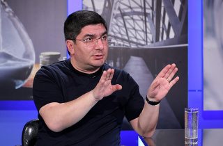 «Թող ամոթից գետինը մտնեն, բերանները մի բանով փակեն. եթե չեն կարողանում աշխատել՝ դիմում գրեն, «ռադները» քաշեն՝ գնան». Մեսրոպ Մանուկյան