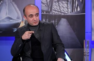 «Պարզվեց, որ իրավունքի աղբյուրը ո՛չ թե օրենքն է, այլ բացառապես «Թուք ու Մուր» թերթի խմբագրության ղեկավարությունը, ում ձեռքը իշխանություն է ընկնում, համացանց և Ֆեյսբուք․․․»