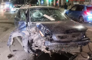 Երևանում բախվել են Nissan Teana-ն և Opel Astra-ն, ինչի հետևանքով վնասվել է նաև կայանված մեկ այլ Nissan Teana․ կա վիրավոր