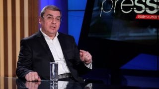 «Սրանք այսօր իրար հերթ չտալով դեռ շարունակում են ոռնալ ու շաղակրատել բարձր ամբիոններից՝ չգիտակցելով, որ վաղը սկսելու են դռներ փնտրել, որոնք այլևս չեն բացվելու իրենց առաջ»