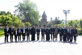Ջանքեր կգործադրվեն հայ ժողովրդի առջև ծառացած մարտահրավերների հաղթահարման համար. Մարսելի քաղաքապետը Գարեգին Բ-ին