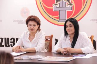 ՀՀԿ կանանց խորհրդի ղեկավար Կարինե Աճեմյանը, խորհրդի անդամները կուսակից և համախոհ կանանց հետ քննարկում ունեցան ՀՀԿ Մասիսի գրասենյակում
