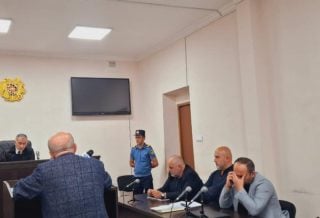 Ինձ մի՛ ներվայնացրեք, շտապօգնության մեքենա կանչեք, թող ինձ տանեն հիվանդանոց. անընդհատ նույն հարցերն եք տալիս, մեղադրում եք. Աշոտյանի գործով վկայի ինքնազգացողությունը վատացավ դատախազի կրկնվող հարցերից