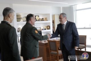 ԶՈՒ գլխավոր շտաբի պետ Էդվարդ Ասրյանը Կիպրոսի պաշտպանության նախարարի հետ քննարկել է պաշտպանության բնագավառում Հայաստան-Հունաստան-Կիպրոս եռակողմ ձևաչափով համագործակցությանը վերաբերող հարցեր