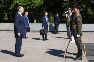 Սերգեյ Լավրովն իր աշխատանքային այցը ՀՀ սկսել է «Մայր Հայաստան» հուշարձանի անմար կրակի մոտ ծաղկեպսակ դնելով