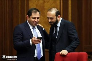 Սա նրա համար է, որ ուսումնական հաստատությունների միջոցով կեղծ գիտնականներ չունենանք, ովքեր 27 տարին լրանալուն պես ազատվեն ծառայությունից. Պապիկյանը՝ Միրզոյանին