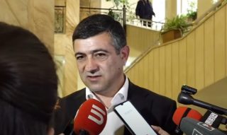 Որևիցե մեկի հետ գժտված չեմ, կոնյակով ու բոմբոներկայով չեմ եկել շնորհավորելու, բայց նորմալ բարևել ենք. Սարիկ Մինասյան