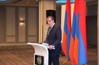 Արթուր Աթաբեկյանն իրեն և ԲԴԽ շենքը շրջապատել է ախրանայով.  «Հրապարակ»