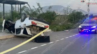 Արարատի մարզում բախվել են BMW-ն և ՎԱԶ 2107-ը. վերջինը գլխիվայր շրջվել է