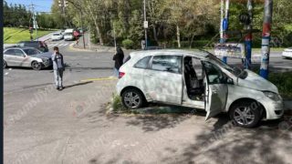 Ավտոմեքենան դուրս է եկել երթևեկելի գոտուց, հայտվել կանաչ գազոնում և բախվել երկաթե սյանը